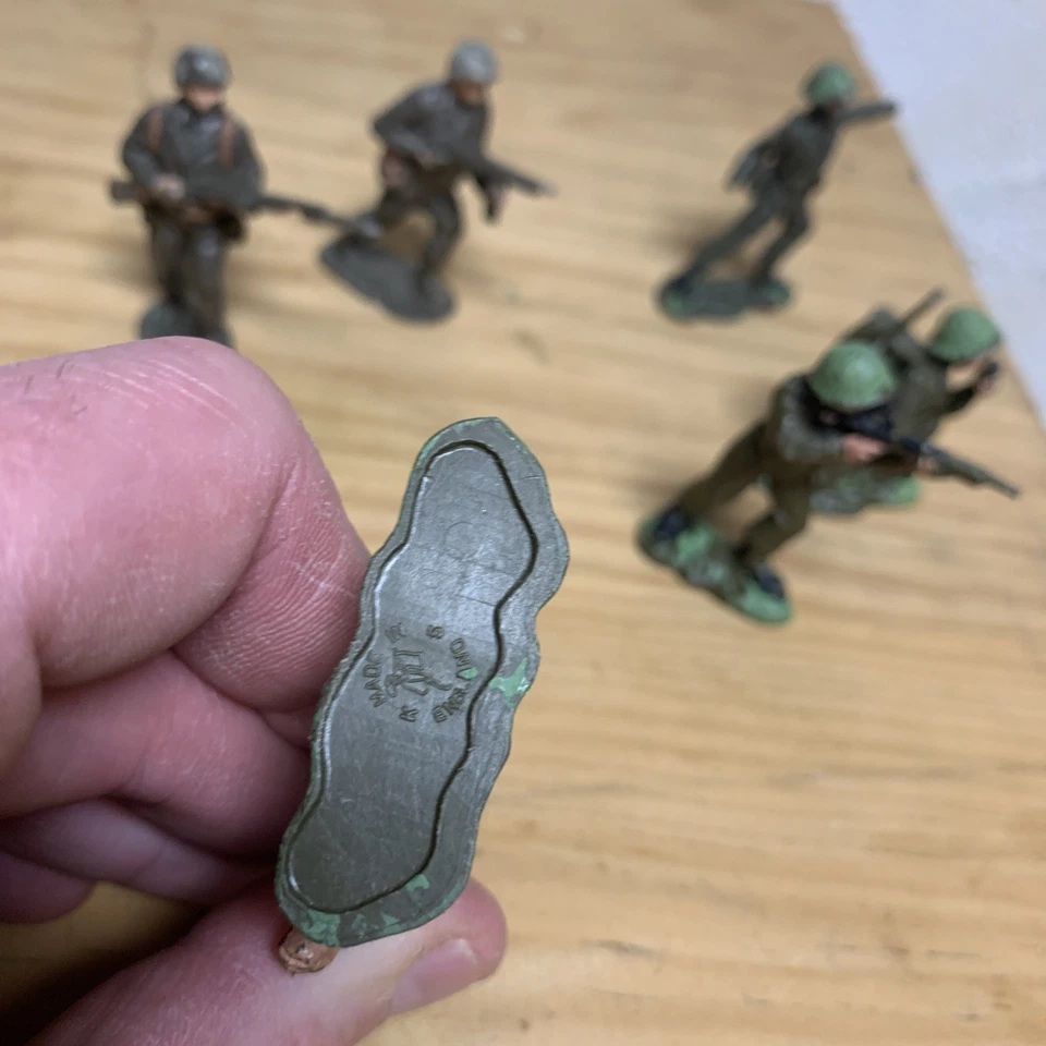 Lote de 4 soldados de plástico británicos vintage, y 2 desconocidos. Foto 4 de 4