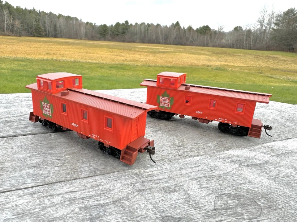 Walthers 932-27514 30' Caboose (3 Window Offset Cupola) 2-pack Central Vermont - Image 3 of 4