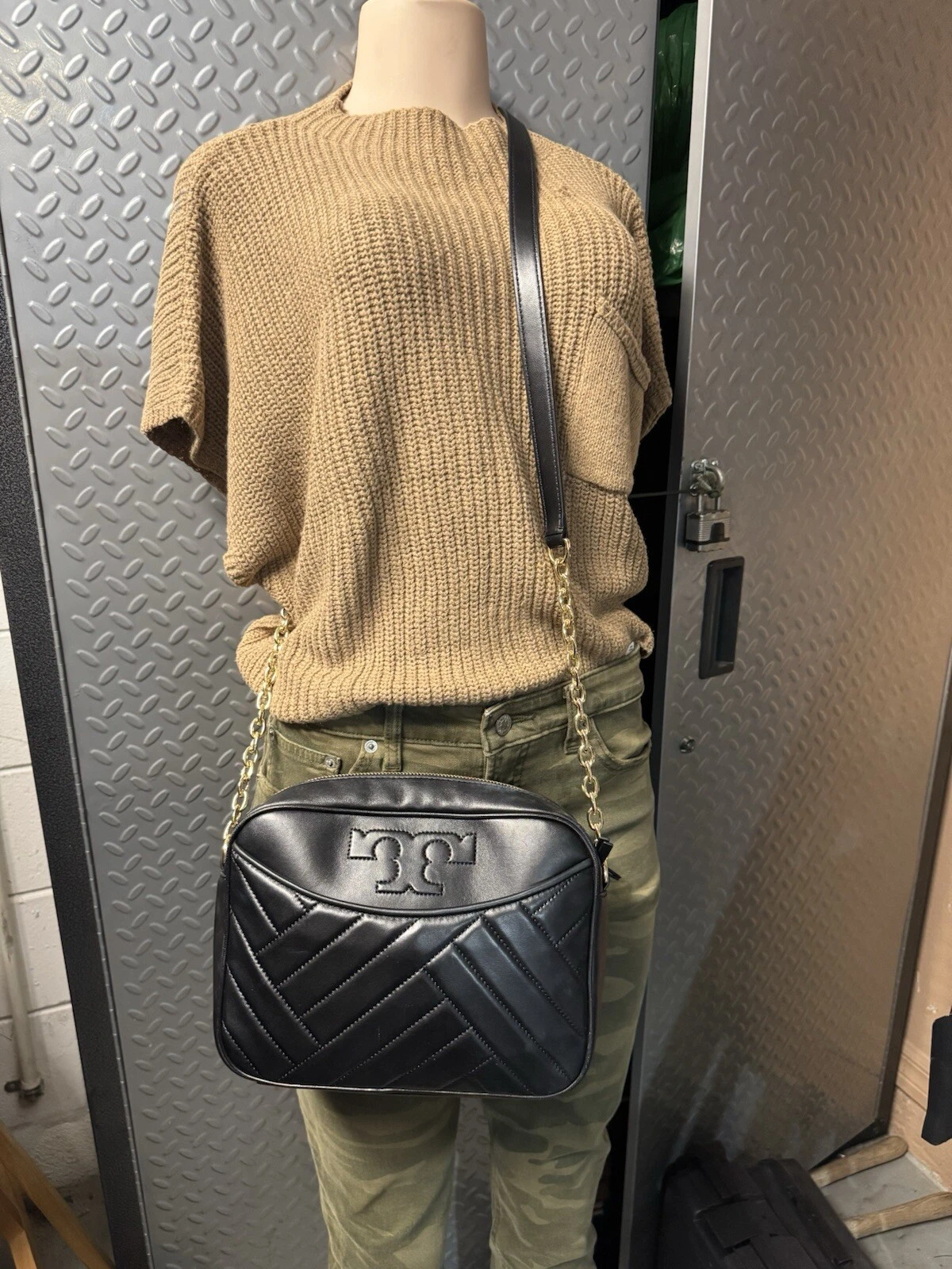 Borsa a tracolla per fotocamera Alexa Tory Burch nera usata delicatamente