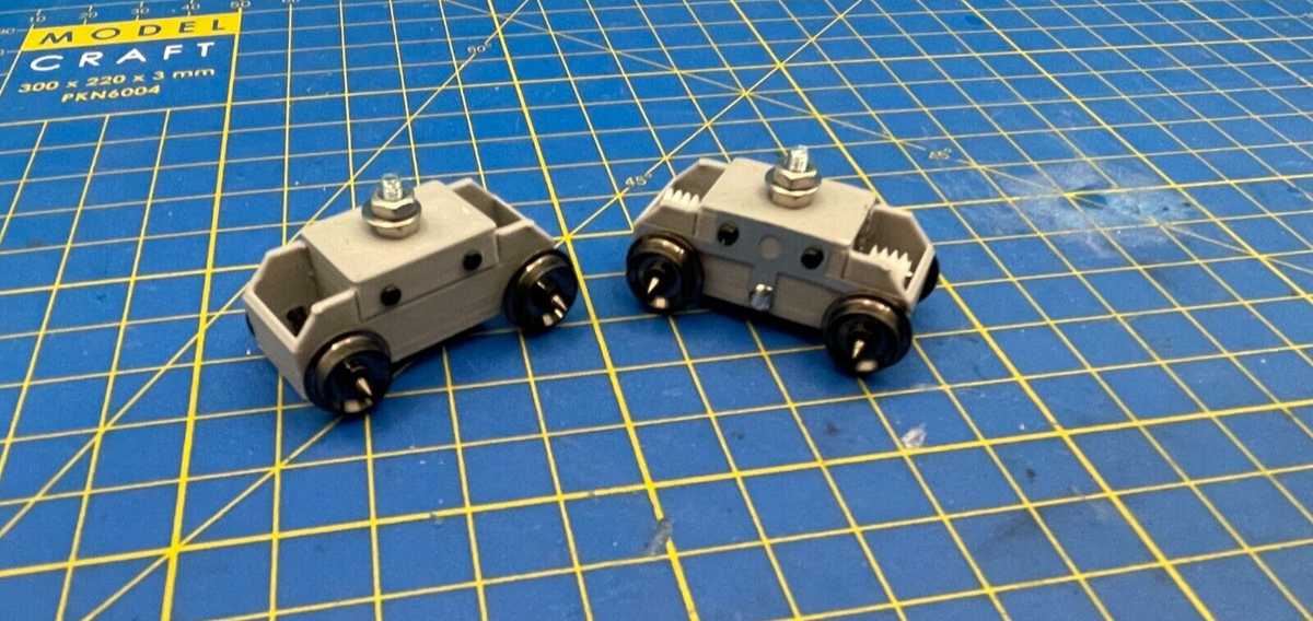 Roco H0 - Ensemble De Wagons De Marchandises Pour Trains Miniatures 5 - Wagons Publicitaires Roco Y Compris Un Wagon De Nettoyage Des Rails Roco H0 - Ensemble De Wagons De Marchandises Pour Trains Miniatures 5 - Wagons Publicitaires Roco Y Compris Un Wagon De Nettoyage Des Rails