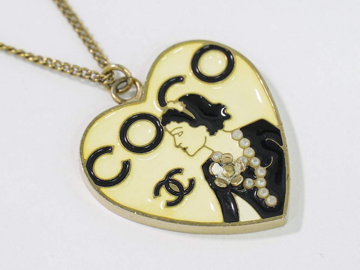 CHANEL Mademoiselle ハート ネックレス CHANEL CC Heart Mademoiselle Chanel Motif Faux Pearl Gold Plated