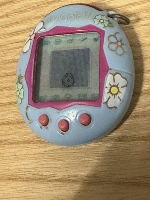 Tamagotchi Connection V2 Vintage 2004 Blue Flowers getestet funktioniert