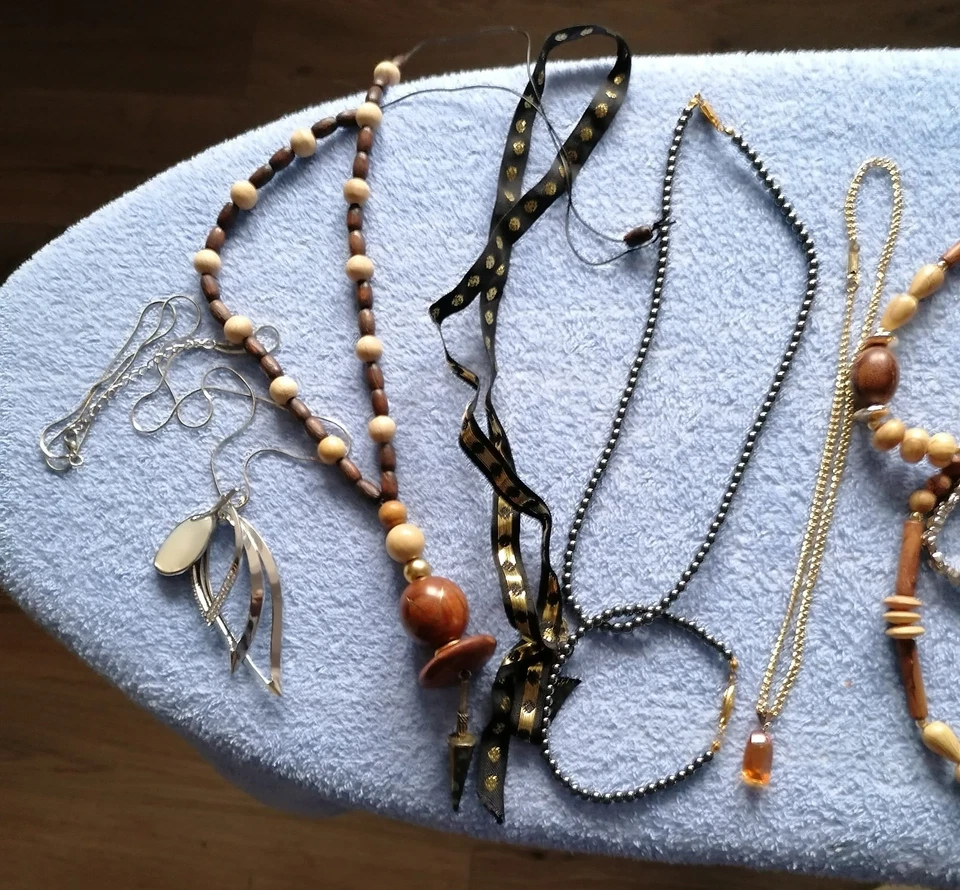 Konvolut Modeschmuck, Halsketten, Ohrringe, Broschen, Uhren ca. 35 Teile - Bild 2 von 4