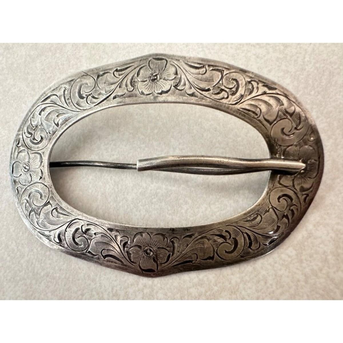 Antique Victorian Edwardian solid sterling silver engraved  display picture 2
