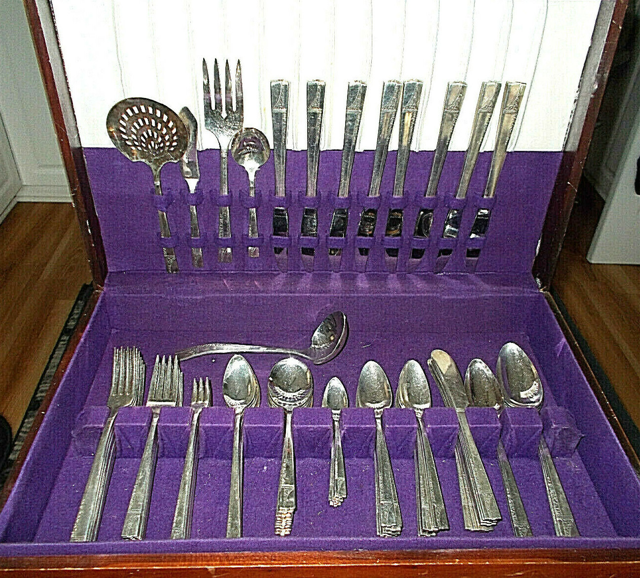 99PC.ANTIQUE NOBILITY PLATE CAPRICE SILVERPLATE FLATWARE SET W/CASE C