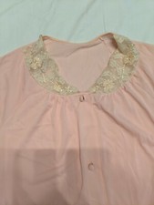 Sz M Vintage pink SANS SOUCI GOWN ROBE w/ivory Lace size medium covered buttons