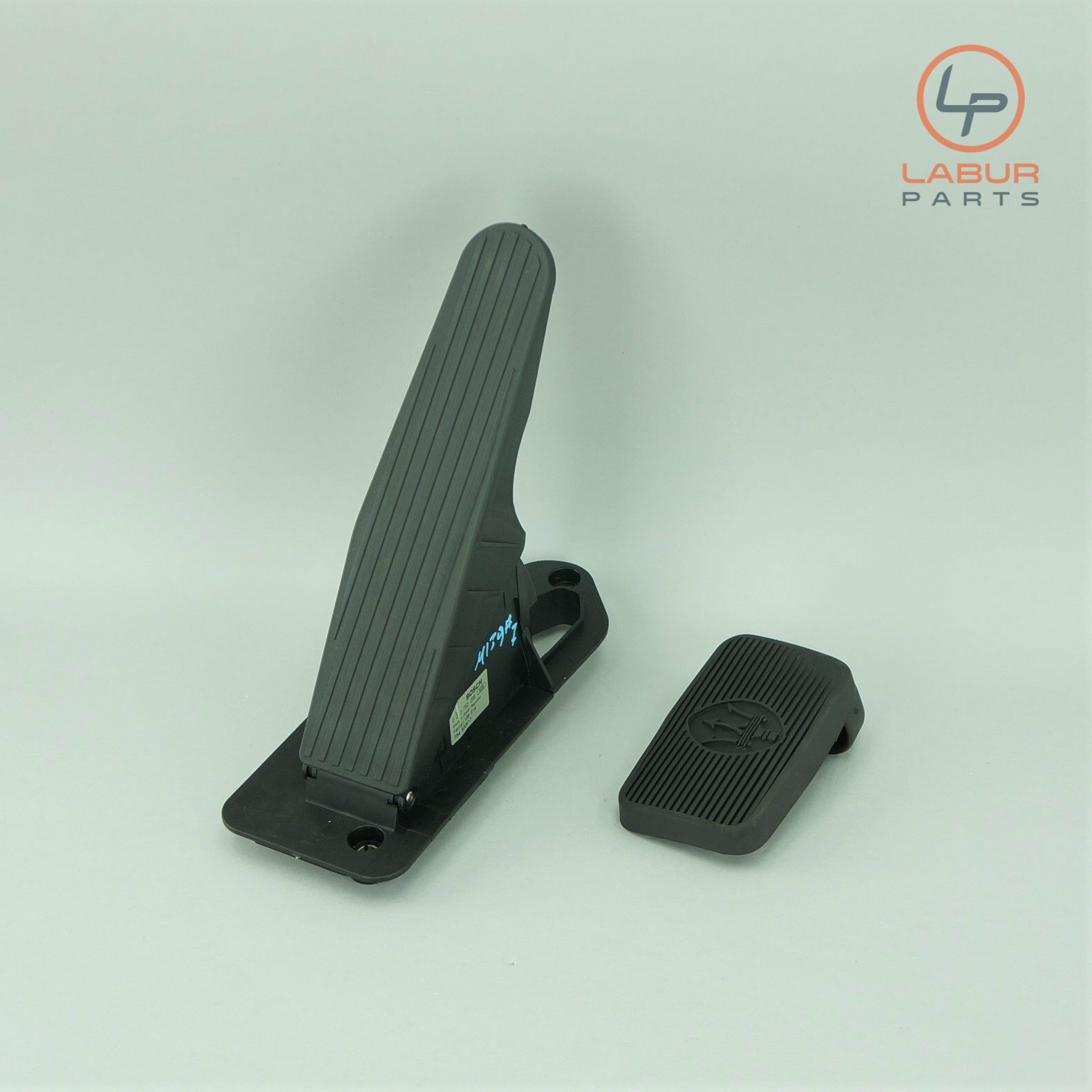 M139 03-12 Maserati Quattroporte Accelerator Gas Pedal w/ Brake Pad A643