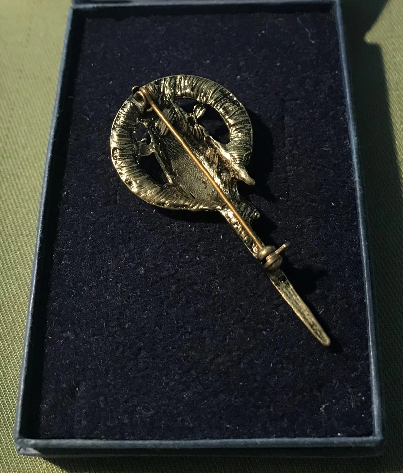 Broche escocés celta vintage - mano con daga Foto 2 de 2