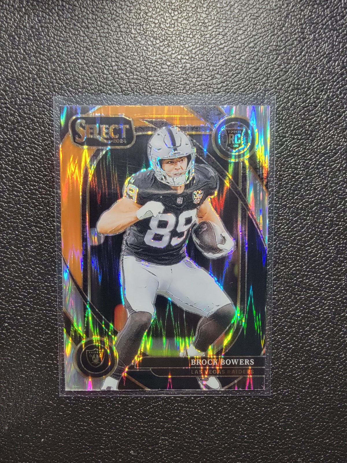 🔥Brock Bowers 2024 Panini Select BLACK & ORANGE SHOCK PRIZM CLUB LEVEL RC 222🔥