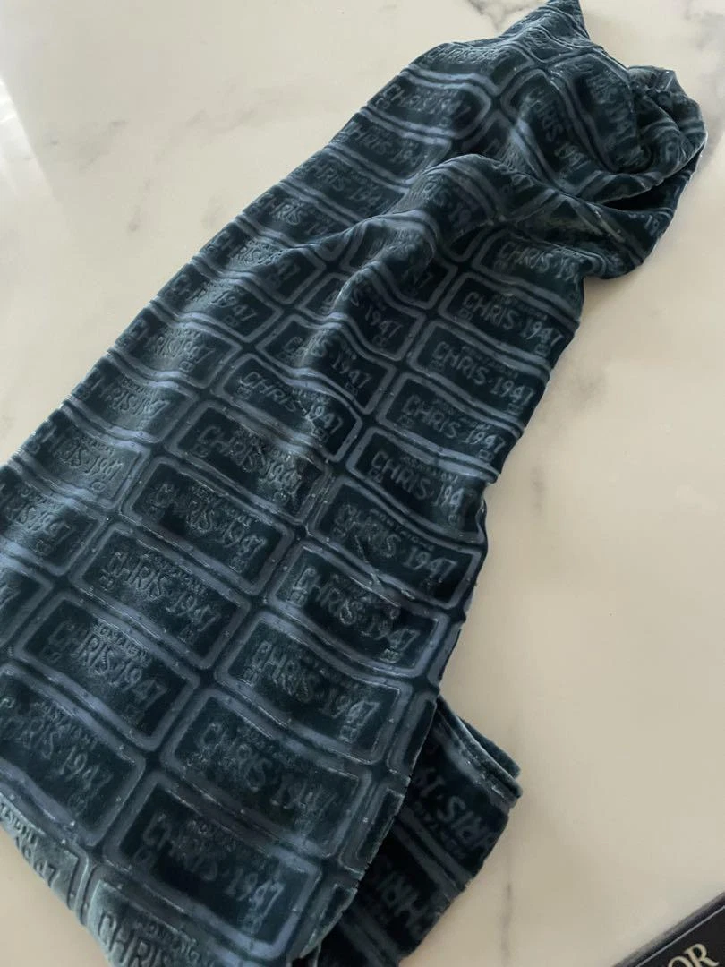 Christian Dior foulard velours étole silencieux 44 cm x 44 cm violet