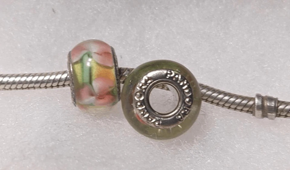 2件套全新潘多拉浅绿色穆拉诺玻璃饰品带粉红色/白色花朵 — 第 2/2 张图片