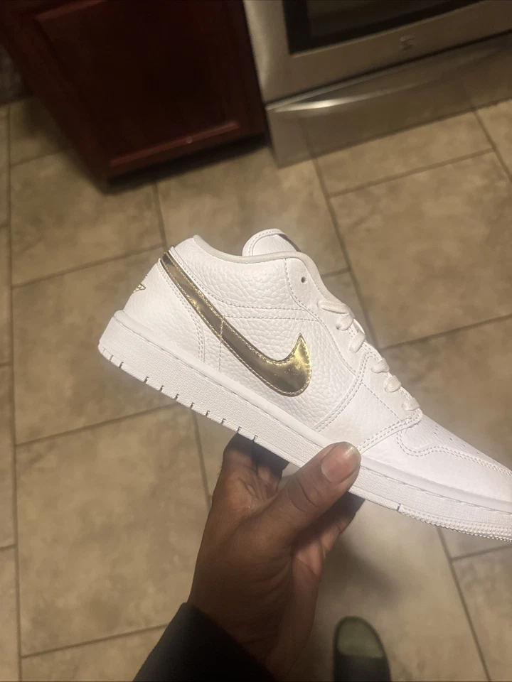 Talla 9 - Air Jordan 1 Retro Bajo Blanco Metálico Dorado Sin Top Foto 4 de 4