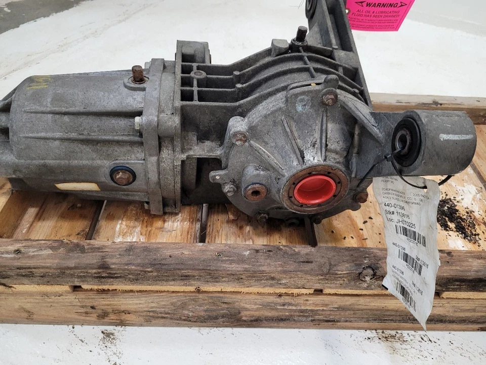 2004 2005 2006 CHRYSLER PACIFICA  Carrier Rear  - Imagem 2 de 4