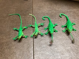 Suction Lizard Figurines (4) (PREOWNED)