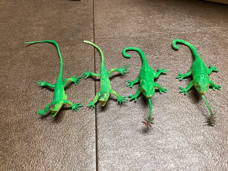 Suction Lizard Figurines (4) (PREOWNED)