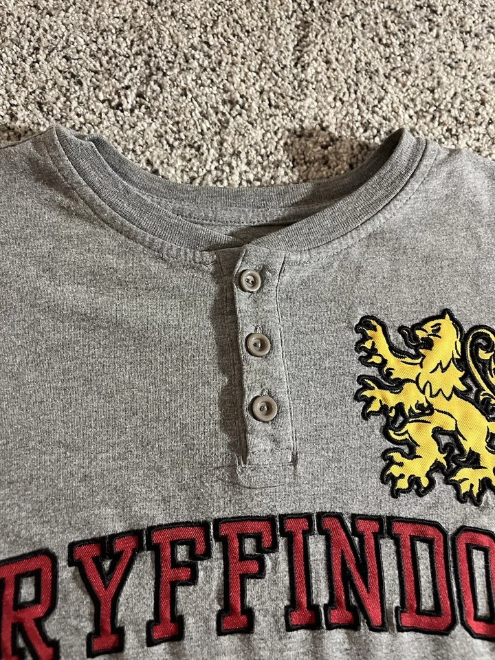 Camisa juvenil Wizarding World Of Harry Potter Universal Studios Grifinória grande - Imagem 4 de 4