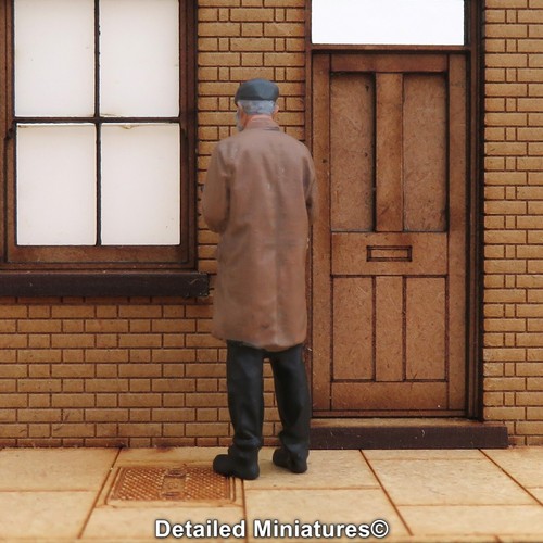 DETAILED MINIATURES DM358 PAINTED O GAUGE 1/43RD FIGURE - SHEDMASTER & CLIPBOARD - Picture 4 of 4