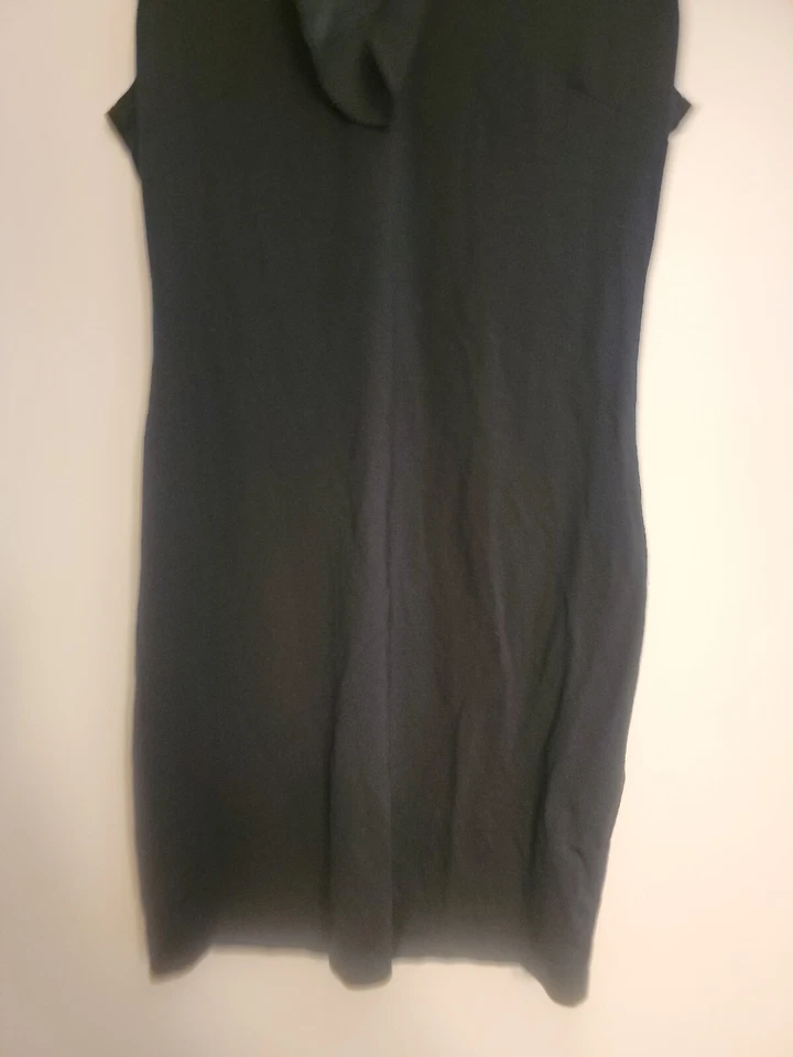 Vestido negro sin mangas Le Chateau para mujer talla pequeña Foto 2 de 4