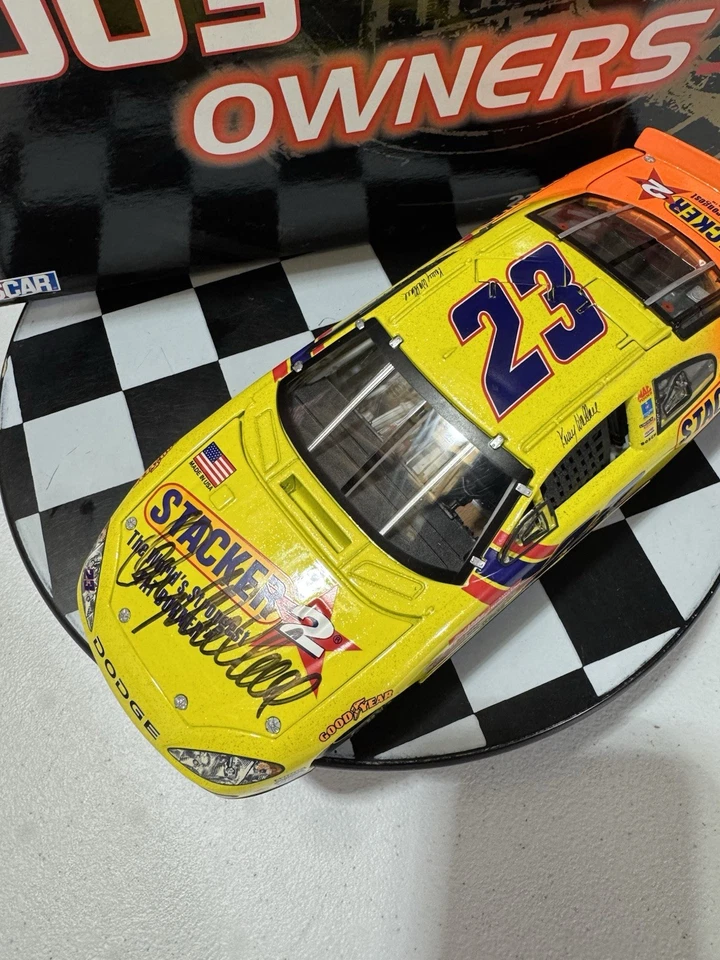 RARO* Autografiado Kenny Wallace #23 Apilador 2 2003 Equipo Calibre 1/24 Diecast Foto 3 de 4