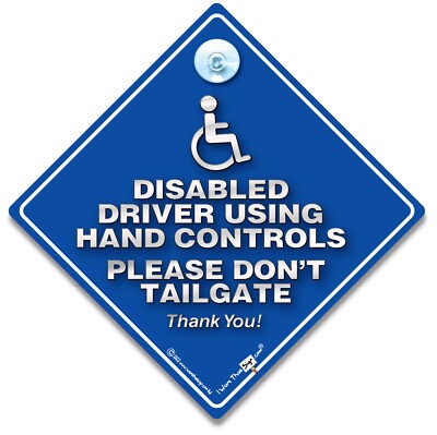 Behinderter Fahrer mit Handbedienelementen Bitte nicht Heckklappe Autoschild Rollstuhl