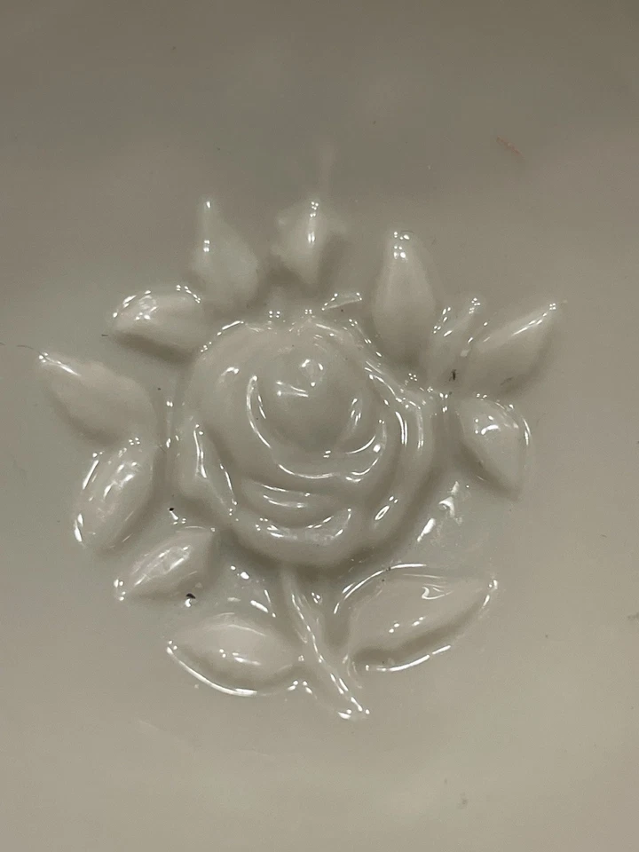 Tigela Lenox Heart Collection com pés de porcelana acabamento dourado corações perfurados - Imagem 4 de 4