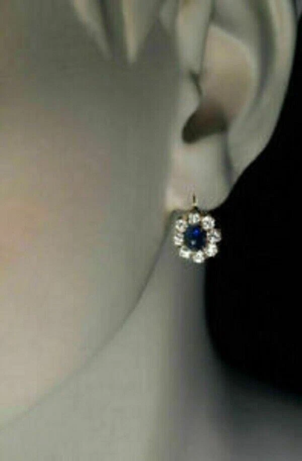 Pendientes colgantes y diamantes de zafiro creados en laboratorio de 3 quilates de oro amarillo de 14 quilates Foto 3 de 4