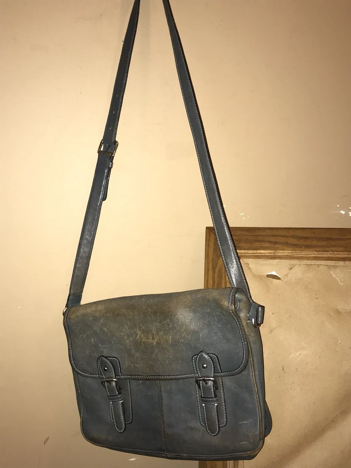 Bolsa tiracolo de couro azul Adrianne Vittadini - Imagem 3 de 4