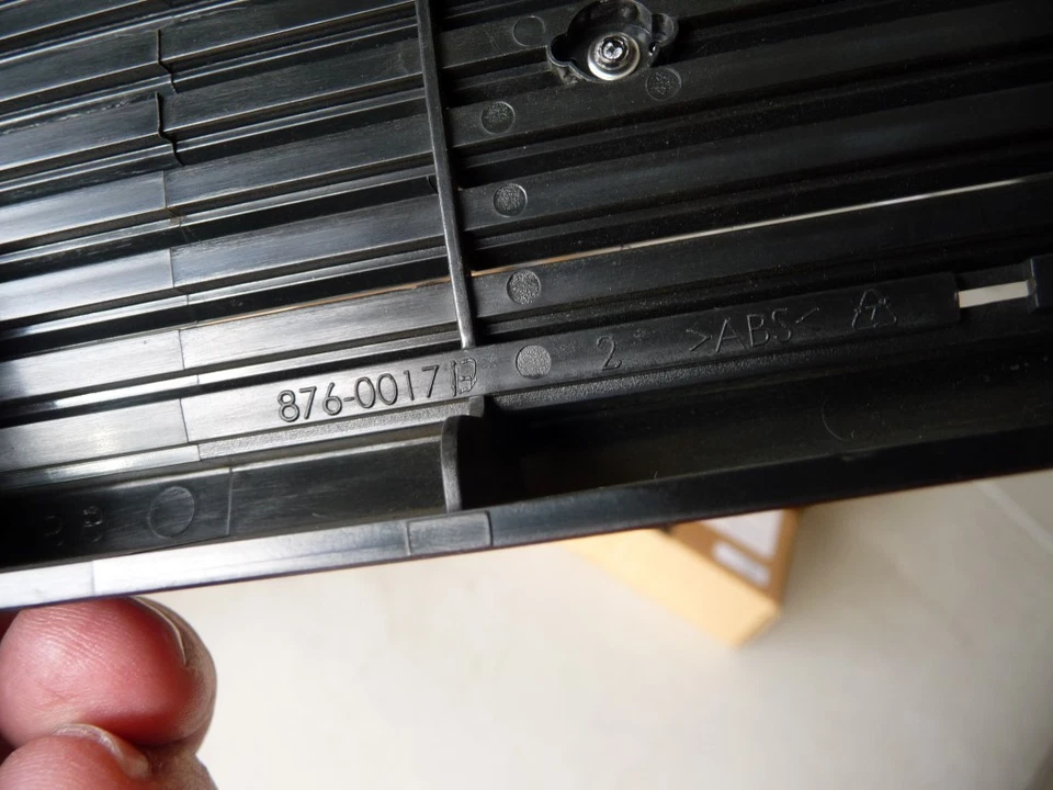 AU SELLER NEW IN BOX APC SMART-UPS FACEPLATE BEZEL 876-0017B 0M-77216A - Image 3 of 4