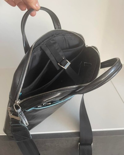 Intramontabile leggera borsa tracolla espandibile in pelle blu Piquadro - Foto 8 di 24