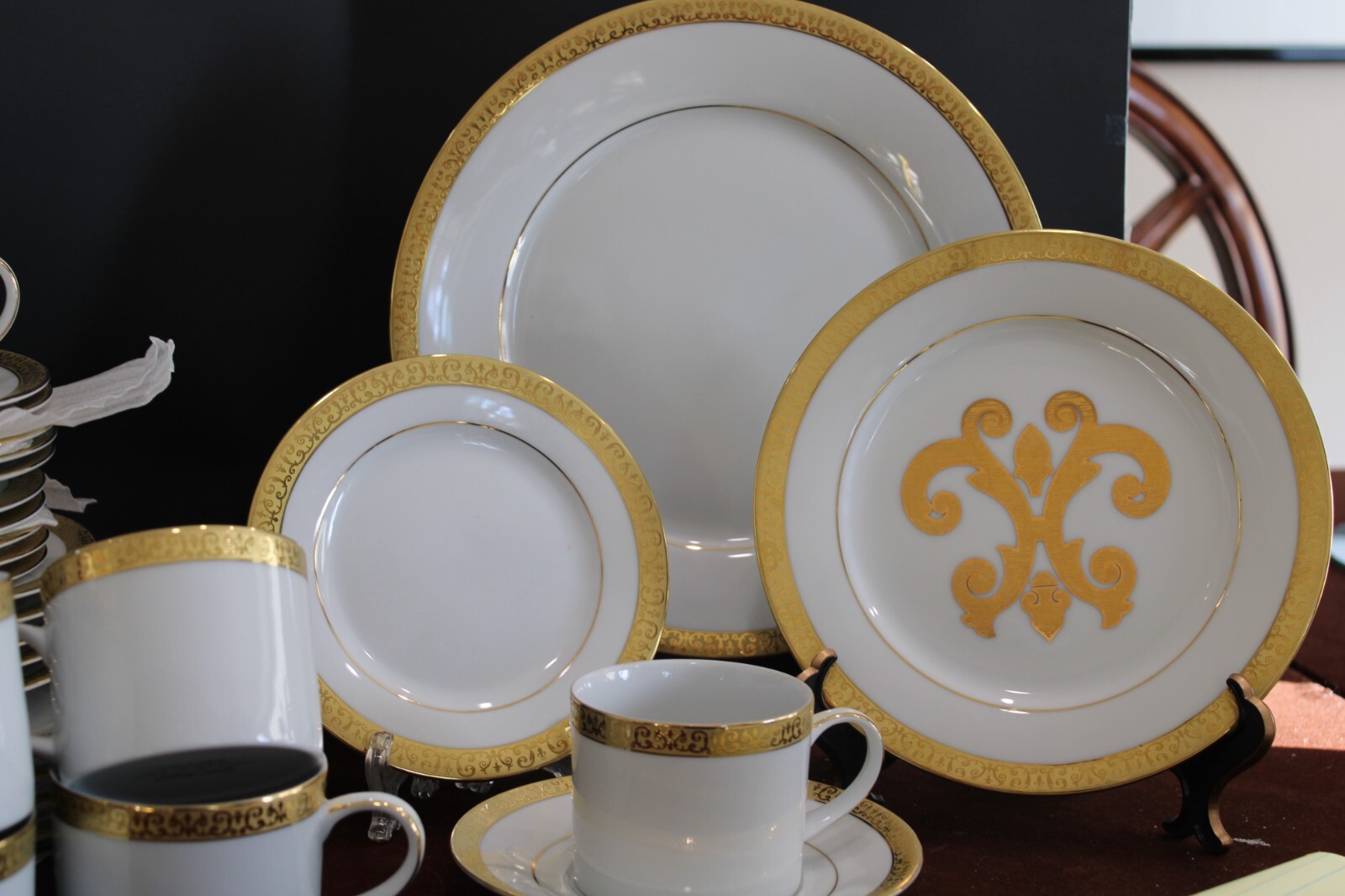 ROYAL GALLERY GOLD BUFFET 6 - 5 Piece place setting 30 pieces Lot a