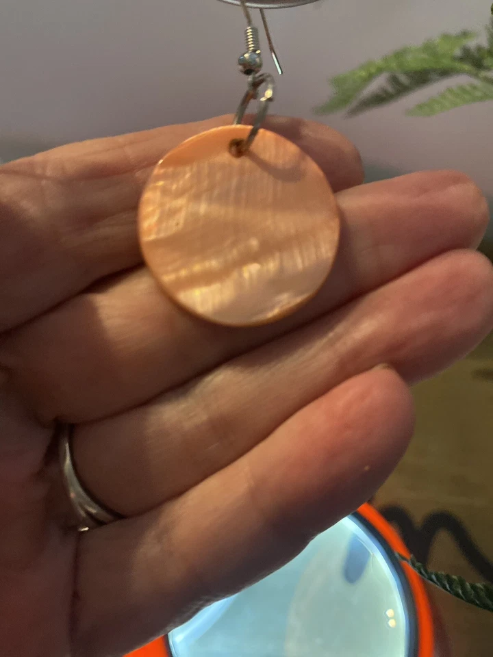 Pendientes colgantes naturales de madreperla teñidos de rosa claro hechos a mano Foto 3 de 4