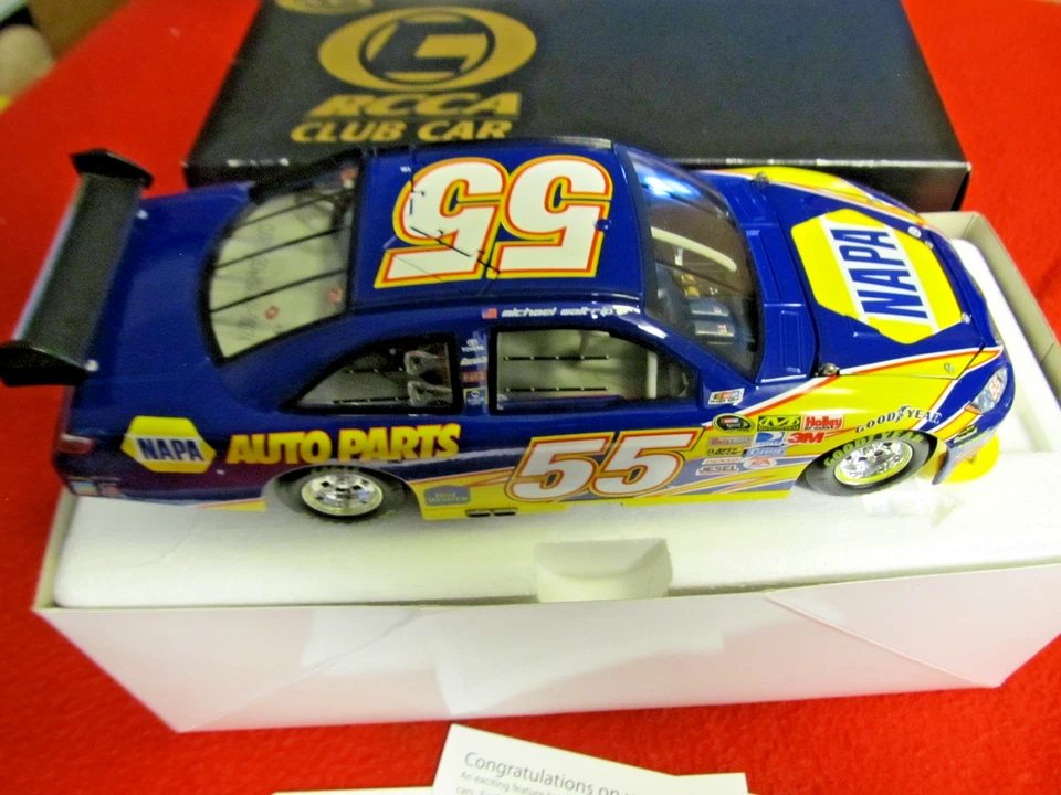 Michael Waltrip #55 NAPA RCCA Club Car 2008 escala 1:24 Toyota Camry #74 de 150 Foto 2 de 4