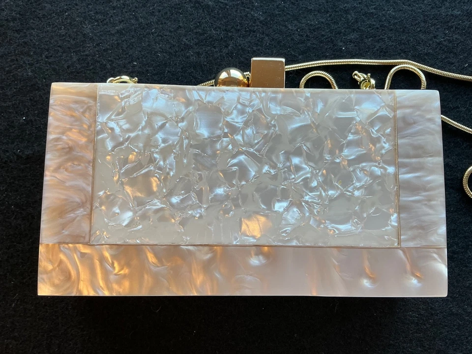 Cartera/cartera de mano vintage años 50 Pearl Lucite Box con correa de cadena de serpiente cierre magnético Foto 4 de 4