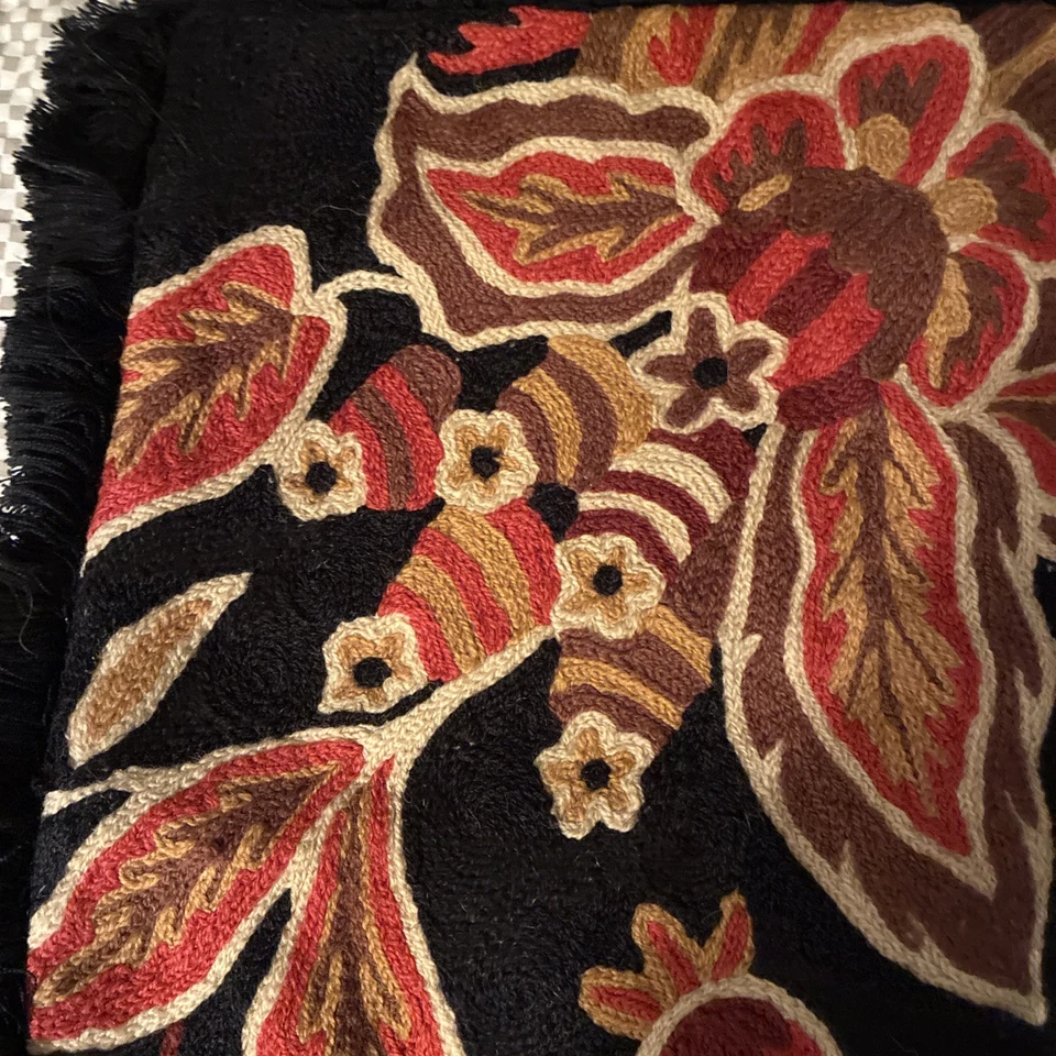 Funda de Almohada Arhaus 20x20 Floral Crewel Bordada Negro Terciopelo Flecos Foto 3 de 4