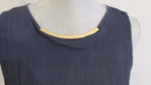 Nueva con etiquetas Blusa Crepe Alta Baja Sin Mangas Michael Kors Marina Real con Escote Dorado MK - Imagen 2 de 11
