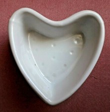 MOULE A FROMAGES ANCIEN EN PORCELAINE FORME COEUR ( COEUR DE NEUCHÂTEL ) TBE