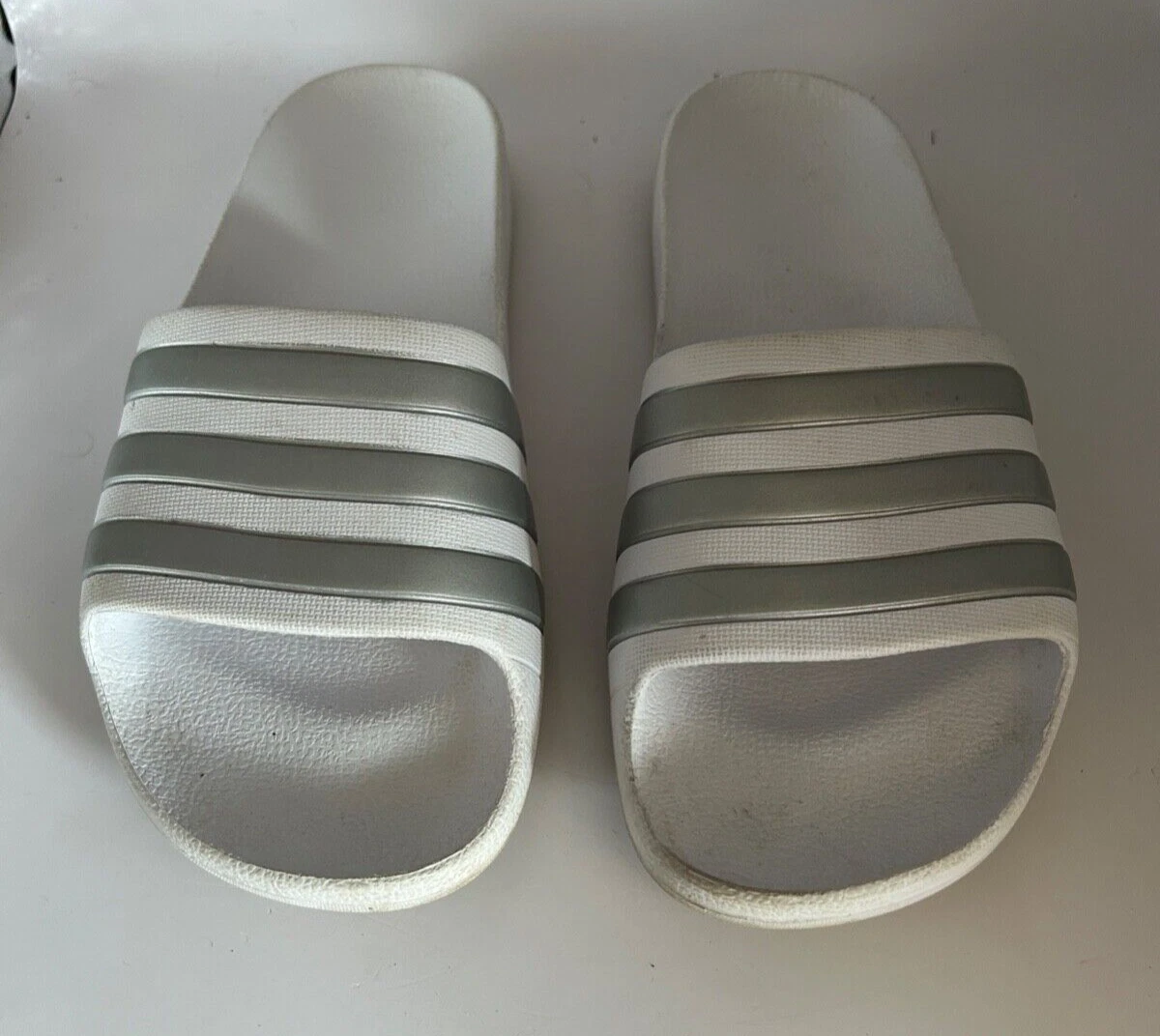 Ciabatte da donna Adidas 3 strisce bianche e grigie (taglia 4 UK 37 EUR)