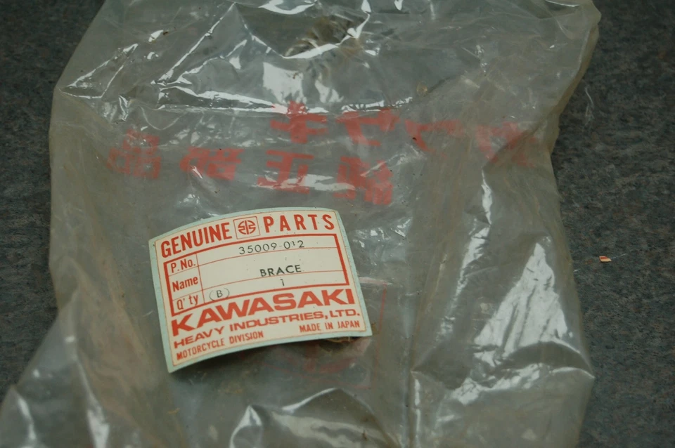 NOS KAWASAKI 35009-012 SUPORTE DE PARA-LAMA DIANTEIRO STAY H1 KH MACH III A C KH500 - Imagem 2 de 4