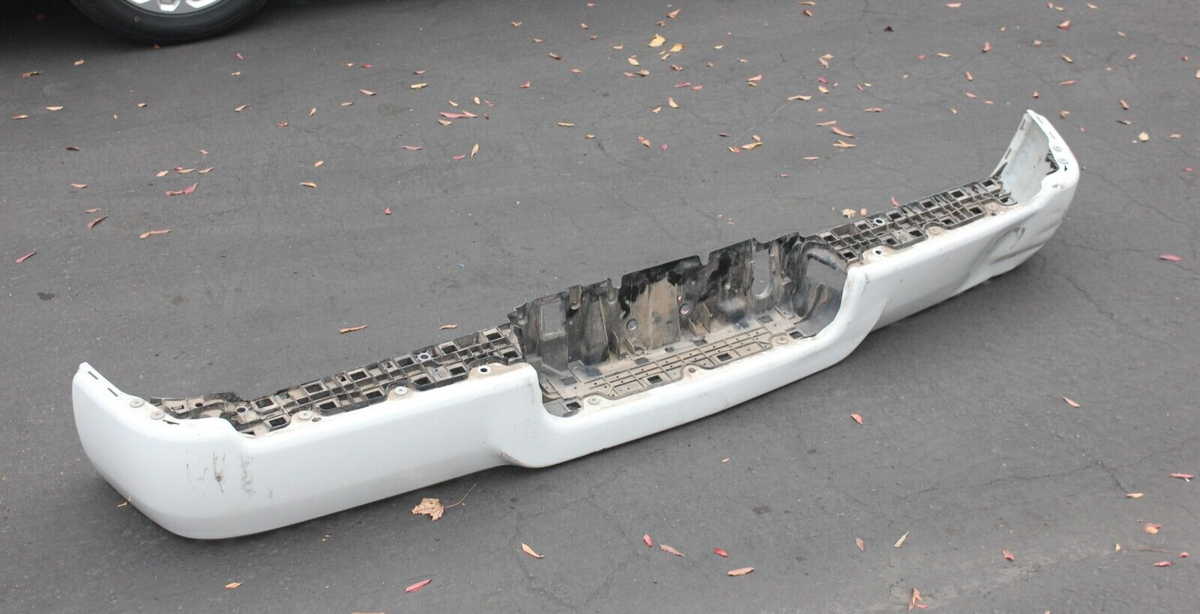 WHITE REAR BUMPER FOR DODGE RAM 2500 3500 DAMAGED!!! LOCAL PICK UP