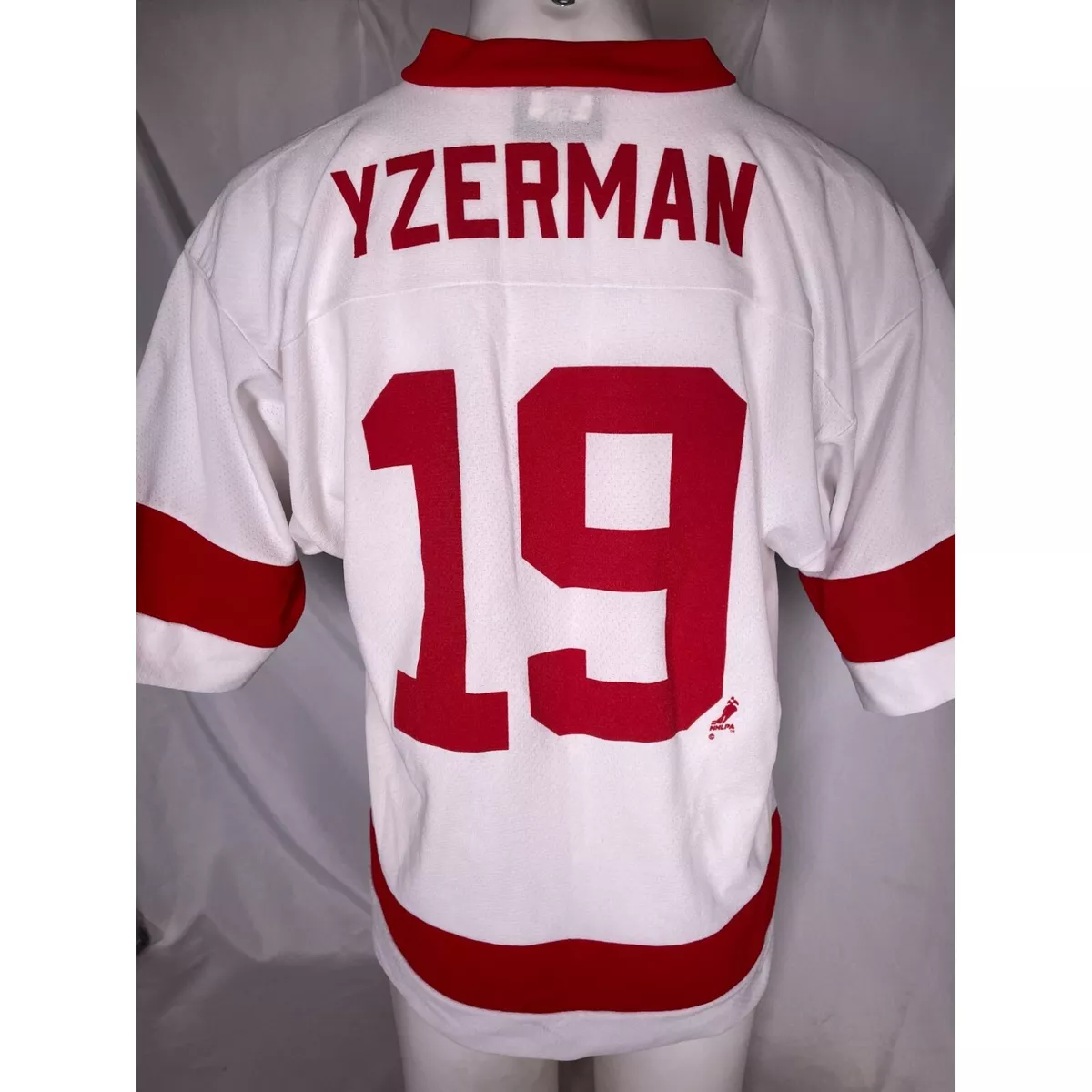 VTG Steve Yzerman 19 Detroit Red Wings NHL White Away Jersey