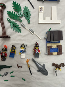 2009 Lego Pirates Soldiers Fort #6242 Shark Crocodile Boat Buildings Figs Lot