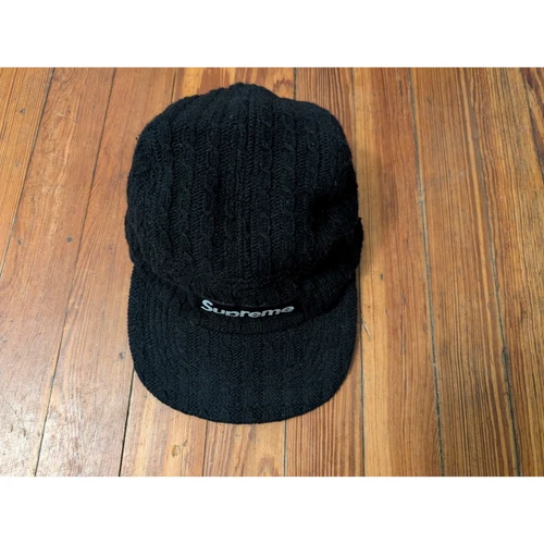 Chapeau noir tricoté câble ajusté Supreme taille S Medium en bon état.