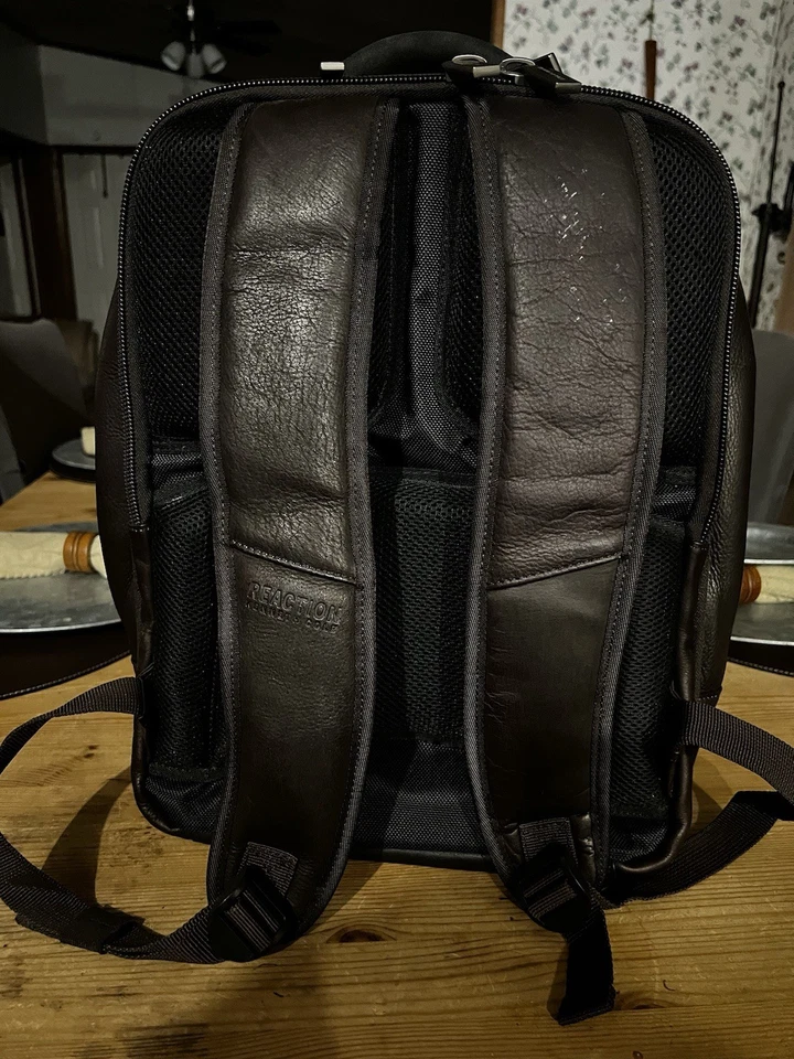 Mochila Kenneth Cole Reaction Manhattan Messenger 16" laptop couro pré-owne - Imagem 3 de 4