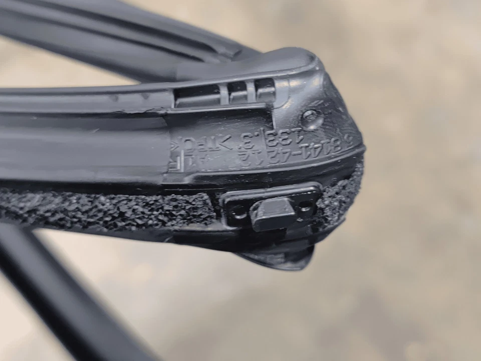 Sello de canal de funcionamiento de ventana de puerta lateral del pasajero delantero Toyota Rav4 2019-2025 OEM Foto 3 de 4