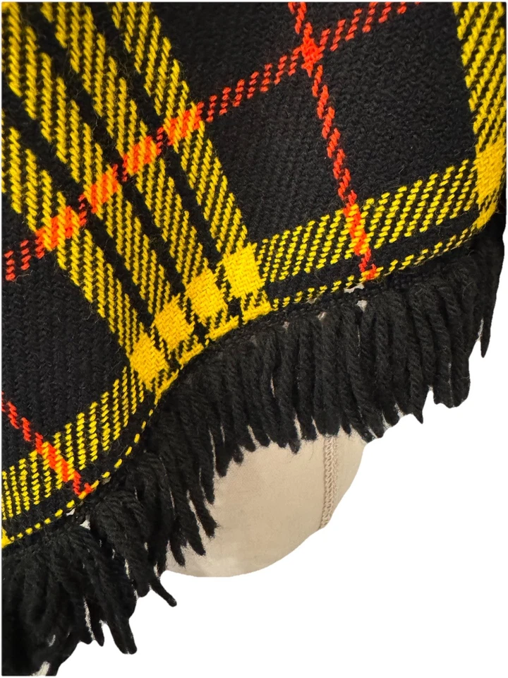 Poncho vintage años 70 a cuadros amarillo negro rojo capa tejido flecos ribete Foto 2 de 4
