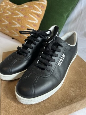 CHANELフラットシューズ38 CHANEL Uniform Black Leather Lace Up Low Top Sneakers U38721 Men's