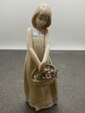 Statuina vintage Lladro 5605 tesori floreali ragazza che tiene cesto ritirata