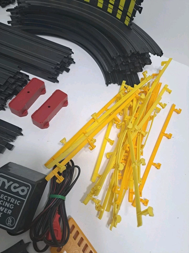 Lote de 70+ Piezas Juego TYCO Slot Car Carreras Pistas Curva Recta Controladores Potencia Foto 4 de 4