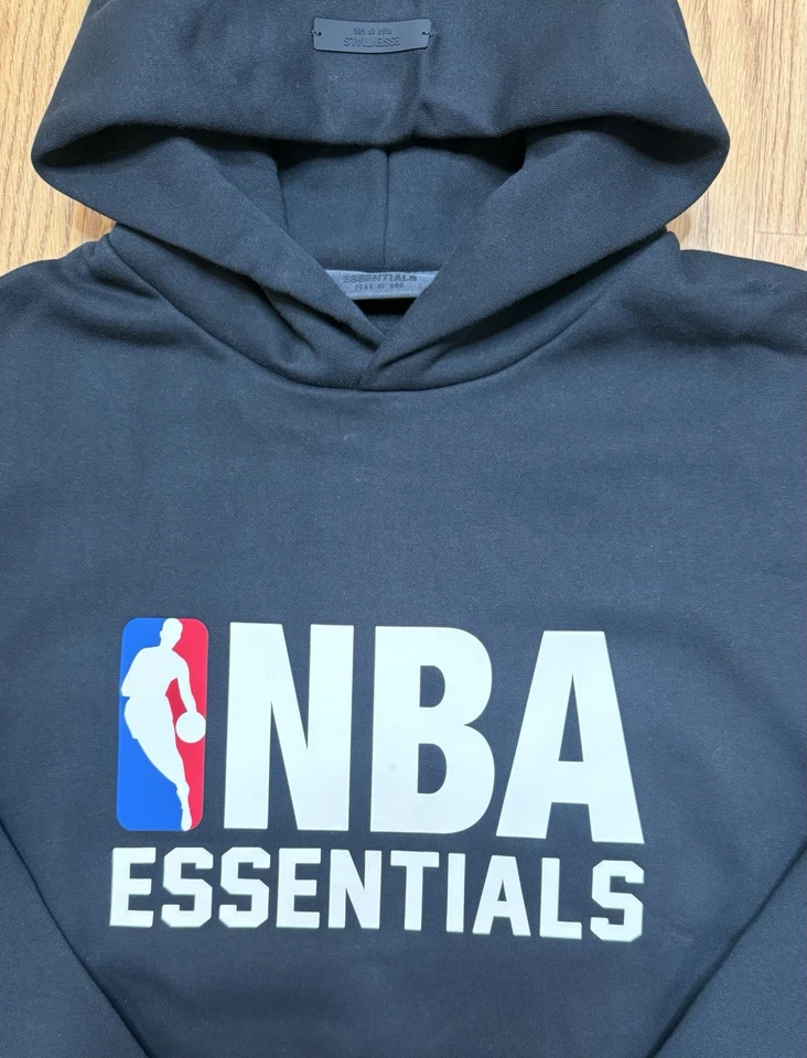 Sudadera con capucha Fear of God Essentials NBA negra GRANDE Foto 2 de 4