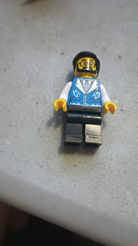 Lego 31141 Main Street Minifigure Hotel Receptionist minifigure - Picture 1 of 1